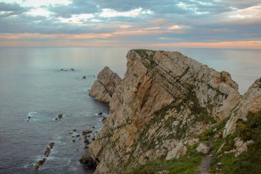 İspanya 'nın Asturias kentindeki Cantabria Denizi' nin önünde gün batımının güzelliği