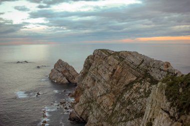 Cabo de Penas, Asturias, İspanya 'da nefis günbatımı aygırları