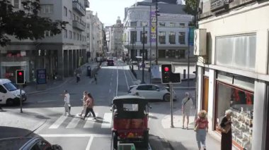 Porto, Portekiz 'de işlek bir caddeden geçiyor.