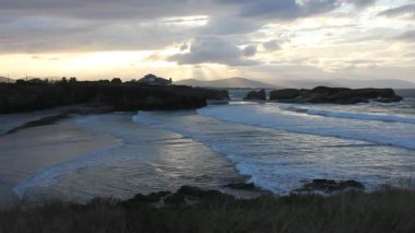 Os Castros plajında gün batımı, Ribadeo, İspanya