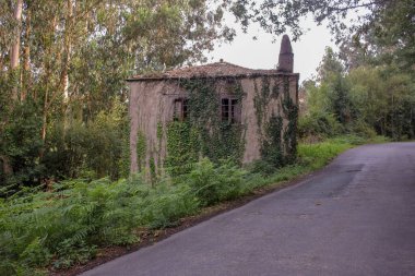 Galiçya, İspanya 'da terk edilmiş ev yıkılıyor.