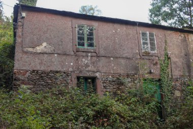 Galiçya, İspanya 'da çürümeye bırakılmış eski çiftlik evi.