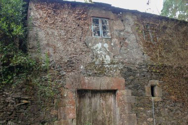 Terk edilmiş ev Galiçya, İspanya 'da müstakbel sahipleri için bekliyor.
