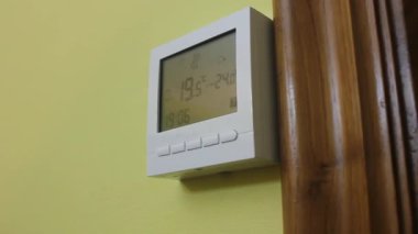 Evde ısıtma termostatı kullanılıyor