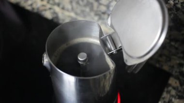 Güne bir çaydanlıktan kahve ile başla.