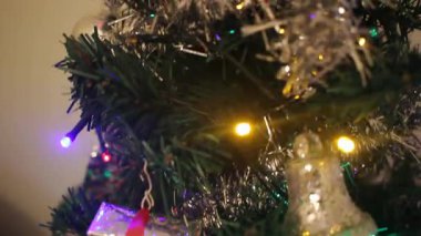 Evdeki Noel ağacındaki süsler.