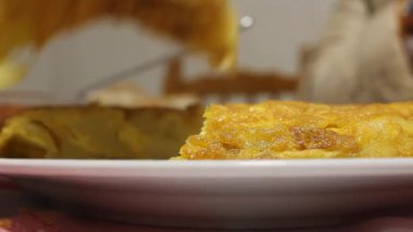 Evde İspanyol omleti servis ediyorum.