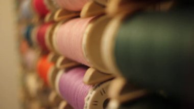 farklı renklerde iplik makaralar