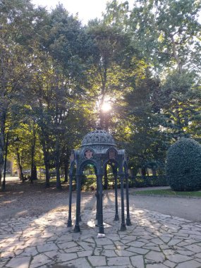 Gijon, Asturias, İspanya 'daki bir parkın güzelliği ve sükuneti. Cantabrian kıyısında turistik bir yer.