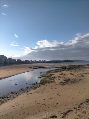 Gijon İspanya 'nın Asturias kentinde, Cantabrian kıyısında bir turistik merkezdir. Limanı ve plajı gerçekten çok güzel.