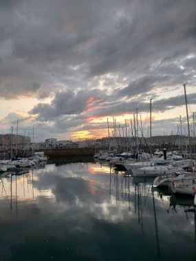 Gijon İspanya 'nın Asturias kentinde, Cantabrian kıyısında bir turistik merkezdir. Limanı ve plajı gerçekten çok güzel.