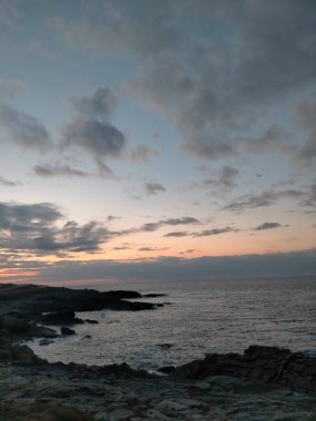 İspanya, A Marina 'da bulutlarla denizin üzerinde gün batımı