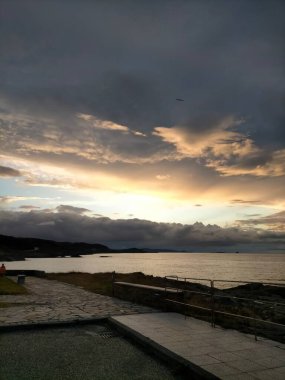 İspanya, A Marina 'da bulutlarla denizin üzerinde gün batımı