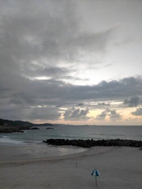 İspanya, A Marina 'da bulutlarla denizin üzerinde gün batımı