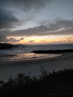 İspanya, A Marina 'da bulutlarla denizin üzerinde gün batımı