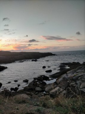 İspanya, A Marina 'da bulutlarla denizin üzerinde gün batımı