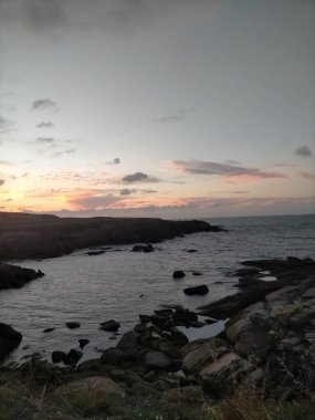 İspanya, A Marina 'da bulutlarla denizin üzerinde gün batımı