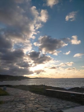 İspanya, A Marina 'da bulutlarla denizin üzerinde gün batımı
