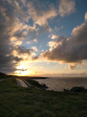 İspanya, A Marina 'da bulutlarla denizin üzerinde gün batımı