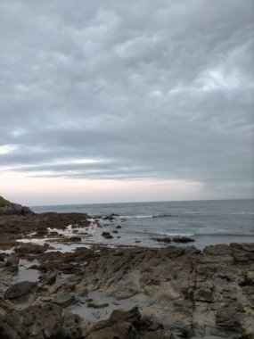 İspanya, A Marina 'da bulutlarla denizin üzerinde gün batımı