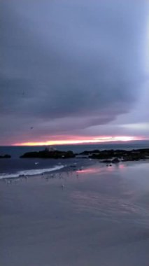 İspanya 'da bir Cantabrian plajında gün doğumu