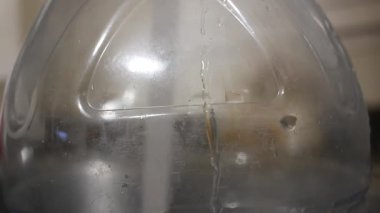 Plastik bir kabı suyla doldurmak