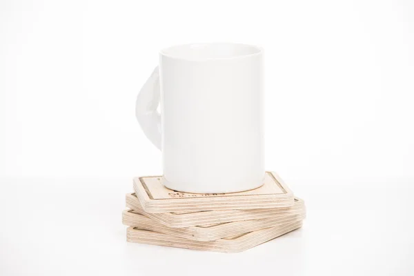 Tasse sur un support sur un fond blanc — Photo