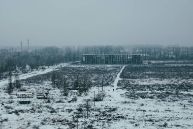 Kışın terk edilmiş fabrika
