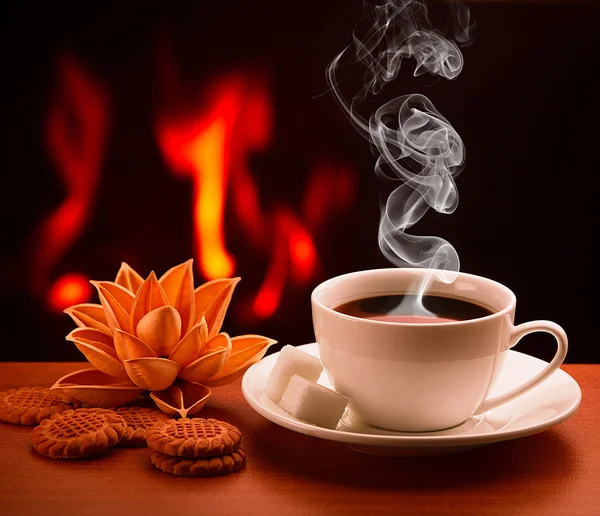 Forró kávét kandalló mellett — Stock Fotó