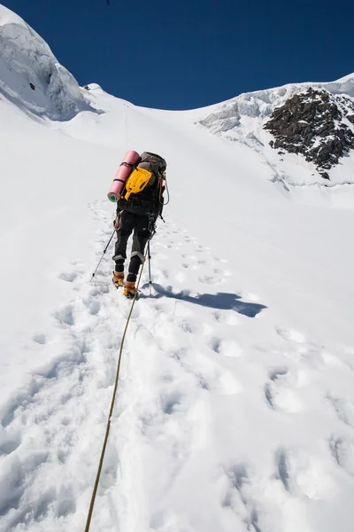 Bergsteiger am Gipfel — Stockfoto