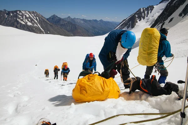 Climbers at mountain summit — Stock Photo, Image