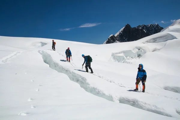 Альпинисты на вершине горы — стоковое фото