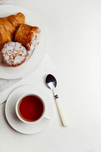 Kontinentales Frühstück mit Bäckerei und Tee, Mahlzeit — Stockfoto