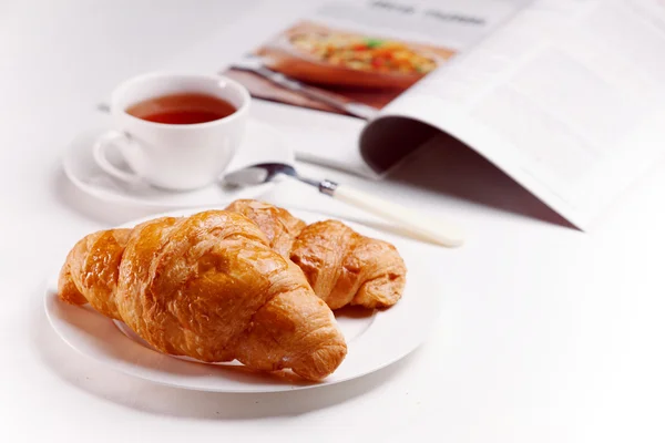 Frühstück mit frischen Croissants — Stockfoto