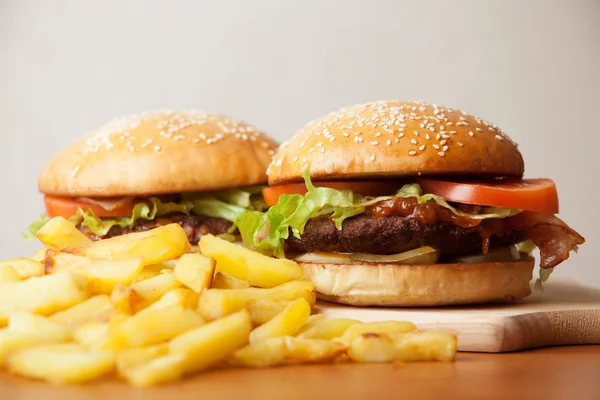 Фастфуд: гамбургери та картопля фрі — стокове фото