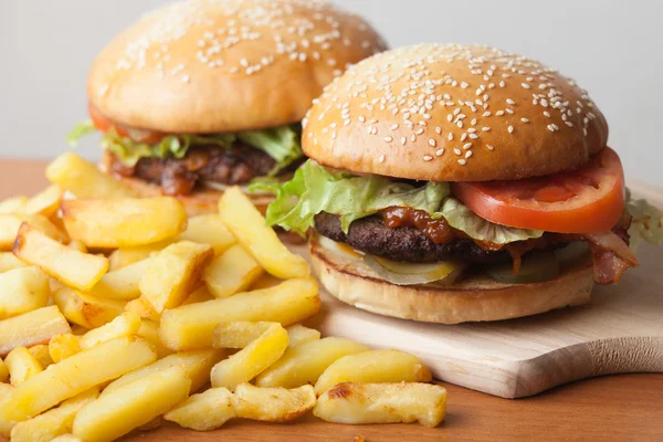 Fastfood: hamburgery i frytki — Zdjęcie stockowe