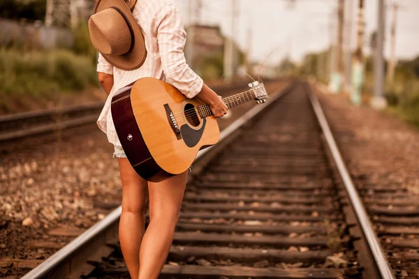 Fille marche sur le chemin de fer avec guitare — Photo