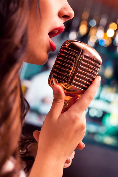 Mujer canta en micrófono — Foto de Stock