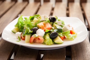 Sezar salatası beyaz bir plaka üzerinde