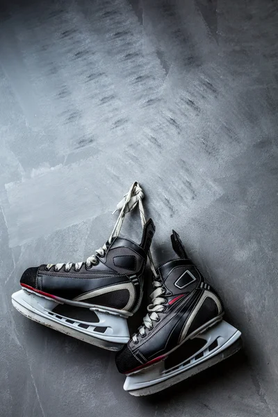 The skates weigh on the wall — Stock Photo, Image