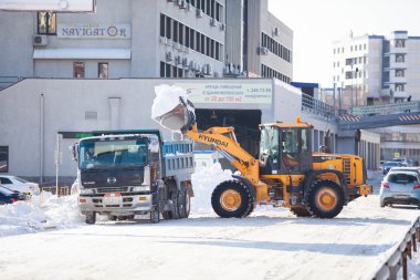 Vladivostok, Rusya - 21 Ocak 2016: Ön yükleyici claens yollardan kar yağışı yoğun kar yağışı sonra