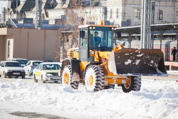 Vladivostok, Rusia - 21 de enero de 2016: El cargador frontal cierra las carreteras de la nieve después de fuertes nevadas —  Fotos de Stock