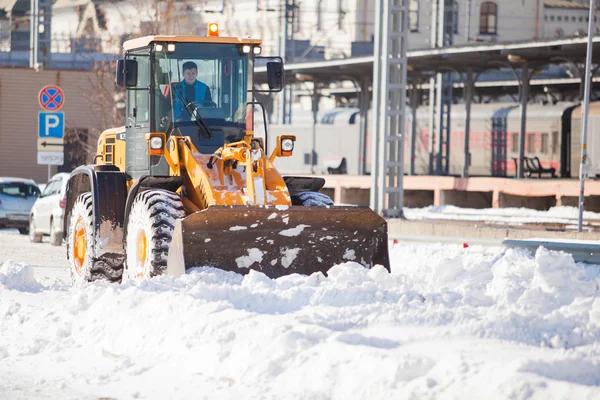 Vladivostok, Rusia - 21 de enero de 2016: El cargador frontal cierra las carreteras de la nieve después de fuertes nevadas —  Fotos de Stock