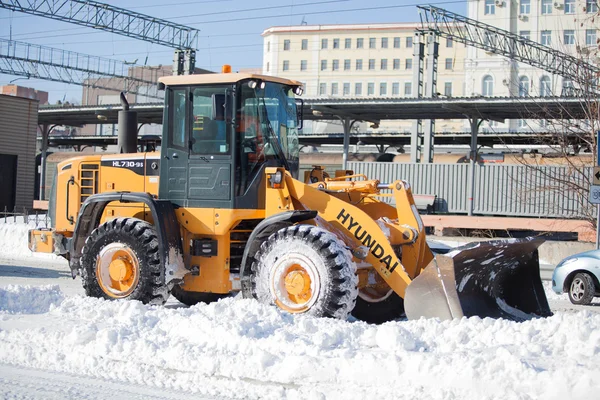 Vladivostok, Rusia - 21 de enero de 2016: El cargador frontal cierra las carreteras de la nieve después de fuertes nevadas —  Fotos de Stock
