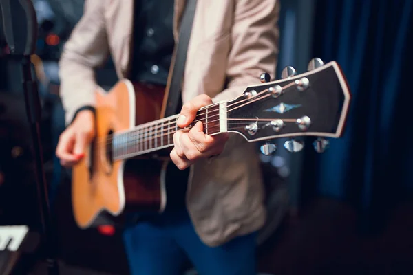 Manos tocando la guitarra acústica —  Fotos de Stock