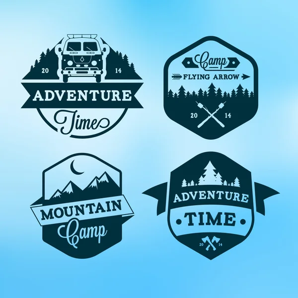 Conjunto de emblemas de acampamento de madeiras vintage e emblemas de logotipo de viagem —  Vetores de Stock