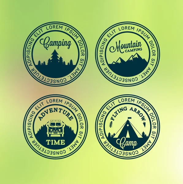 ヴィンテージの森キャンプ バッジと旅行ロゴ エンブレムのセット — ストックベクタ