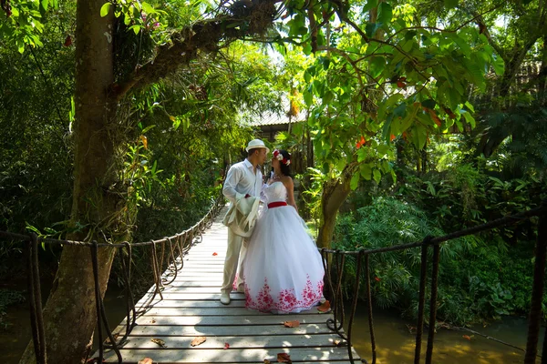 Wedding couple in Thai style — 图库照片