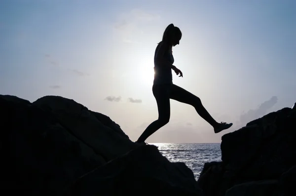 La donna pratica lo yoga all'alba, c'è un'asana su una pietra, un'alba e un'immagine della ragazza, per godere l'alba, essere felice con vita, un bel corpo, yoga ideale, La ragazza medita — Foto Stock