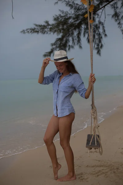A szép lány egy kalap egy sxawing, a trópusi tengerparton, egy mosollyal az arcodon — Stock Fotó